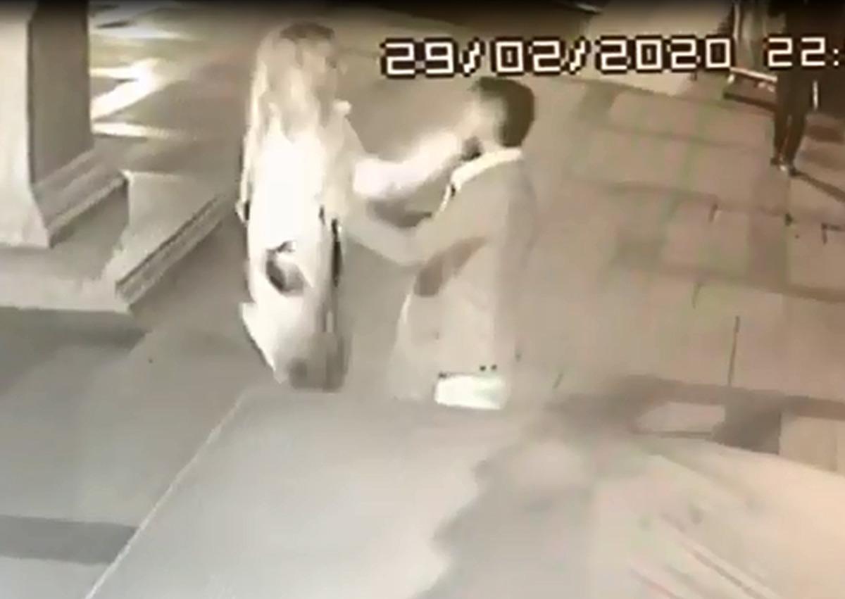 Gen&ccedil; kadın &ccedil;ılgına d&ouml;nd&uuml;! Defalarca tokatladı