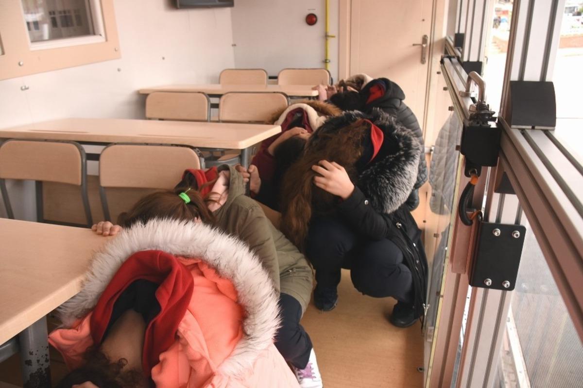 Aliağalı &ouml;ğrenciler deprem anını yaşadı