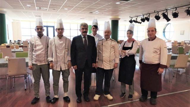 ’Beyaz kalpli’ öğrenciler üniversitede yemek yaptı