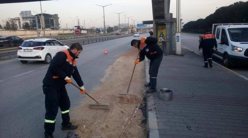 K&ouml;rfez&rsquo;de akaryakıt d&ouml;k&uuml;len yola anında m&uuml;dahale