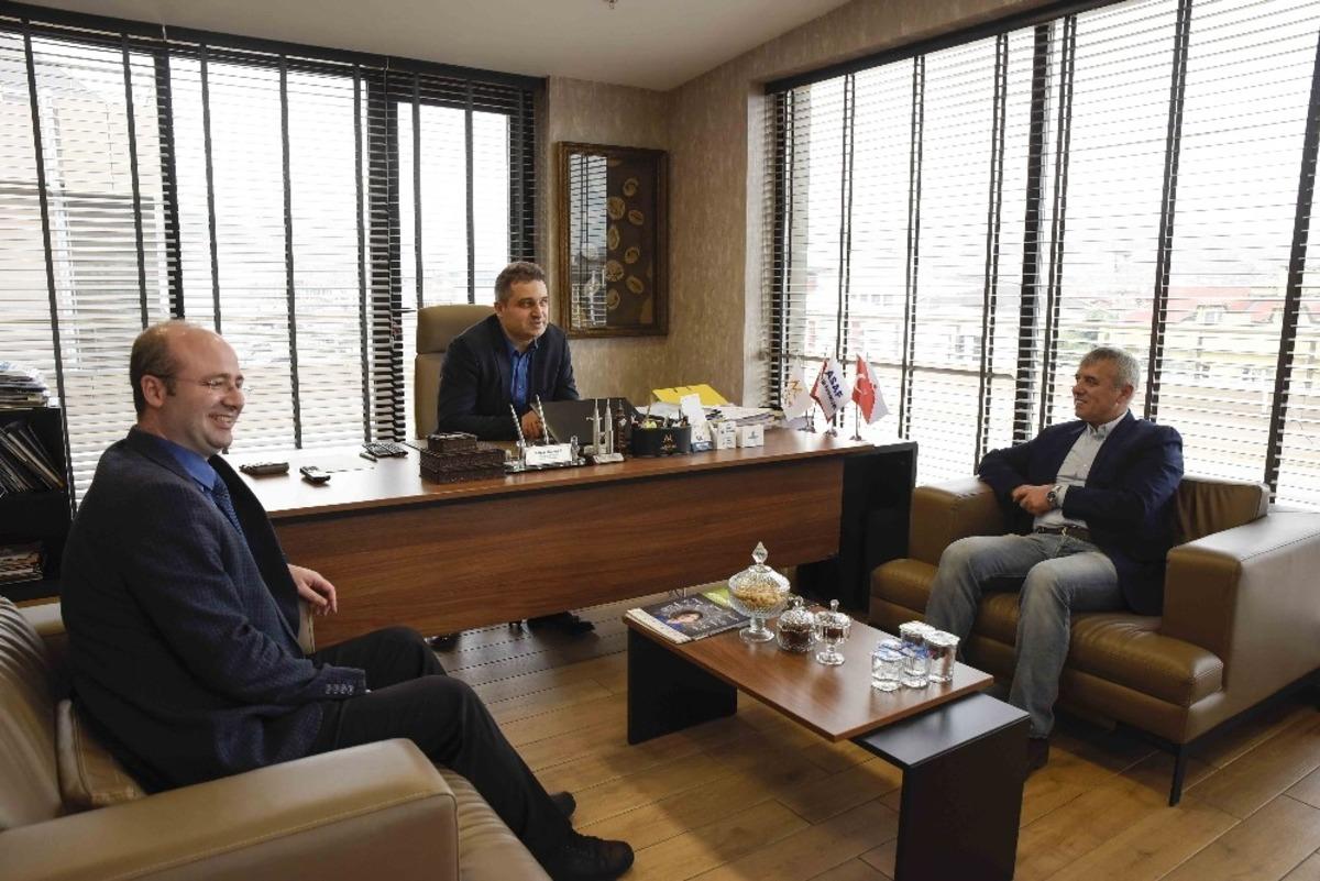 Sakaryaspor Teknik Direkt&ouml;r&uuml; Yıldırım ve futbolcular Altınk&uuml;re Lisesi&rsquo;nin konuğu oldu