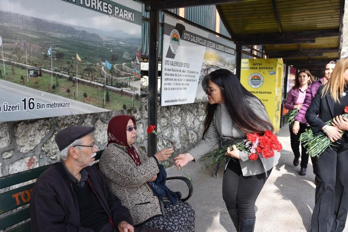 Toroslar&rsquo;da kadınlara kırmızı karanfil dağıtıldı