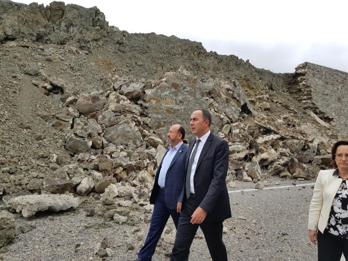 Kavuncu devreye girdi, trafiğe kapanan yol yeniden a&ccedil;ılıyor