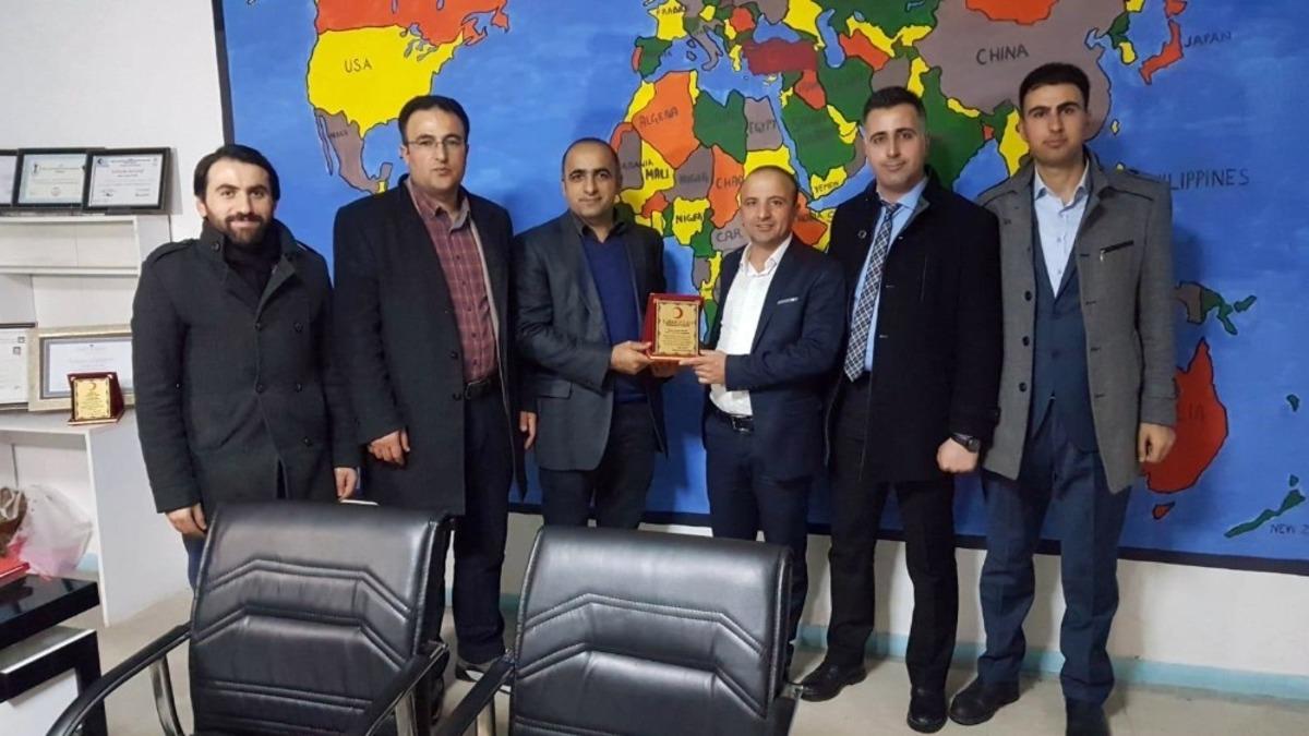 Kızılaydan duyarlı esnafa plaket