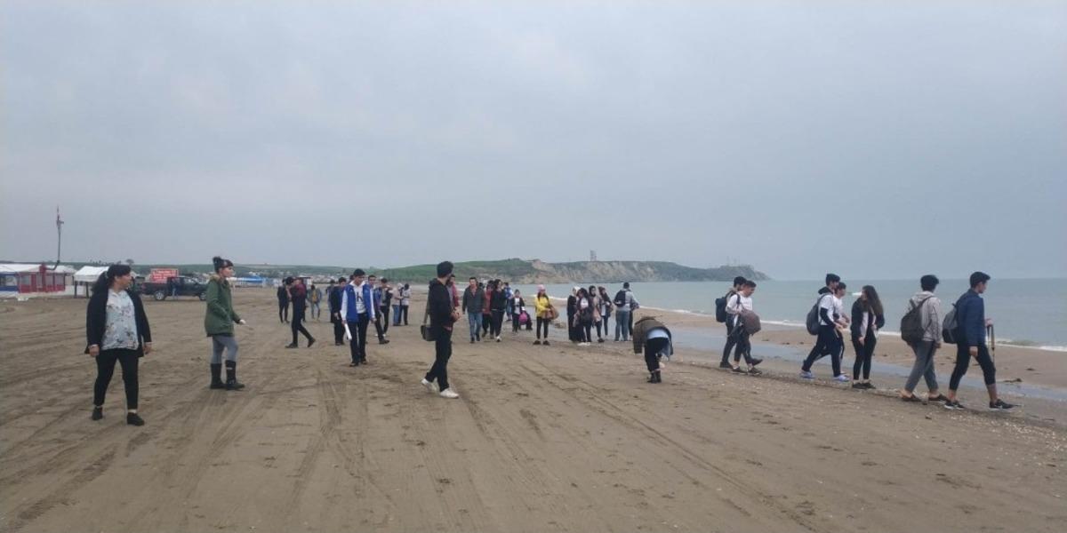 Karataş sahilinde &ccedil;evre temizliği