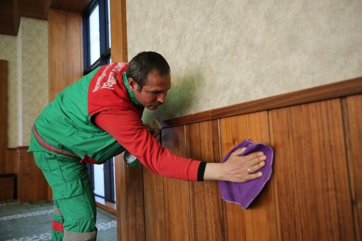 Camilerinde bahar temizliği