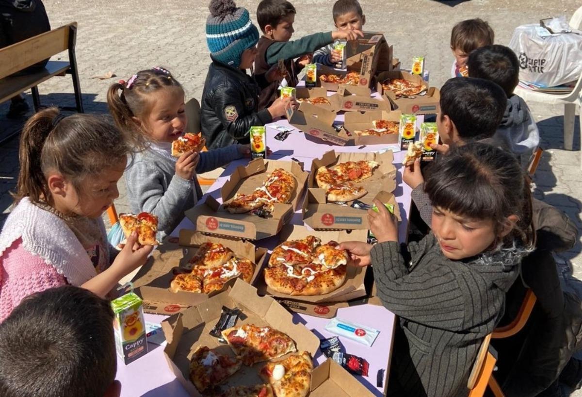 Tatbikat sonrası &ouml;ğrencilerin pizza keyfi