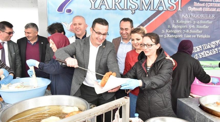 Mustafakemalpaşa Belediyesi şehitler için lokma döktürdü