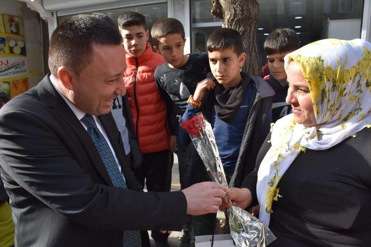 Başkan Beyoğlu kadınlara karanfil dağıttı G1