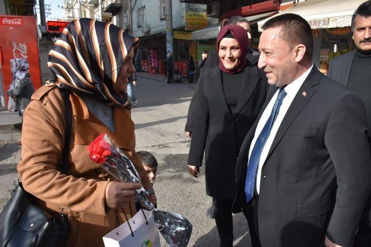 Başkan Beyoğlu kadınlara karanfil dağıttı G2