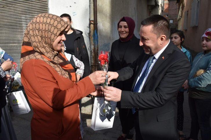 Başkan Beyoğlu kadınlara karanfil dağıttı G4
