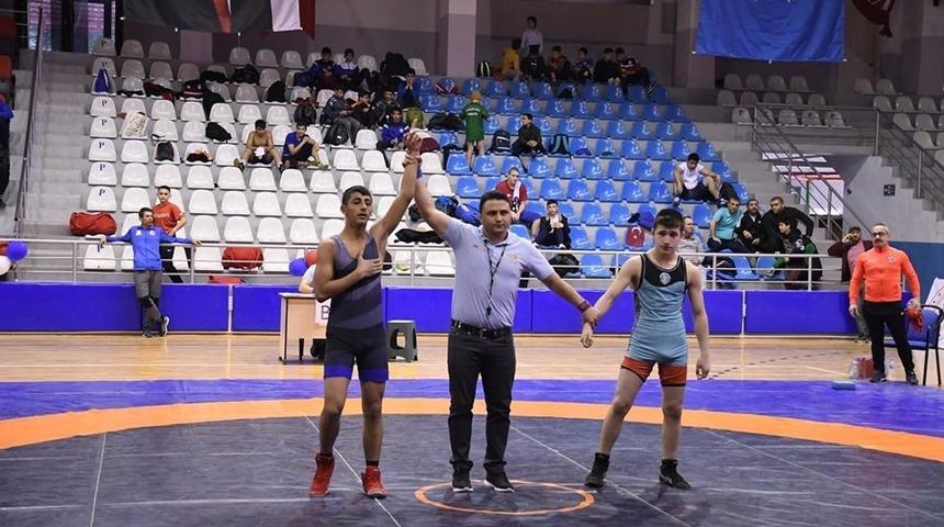 Yıldızlar Türkiye Güreş Şampiyonası’nda şampiyonlar ödüllerini aldı