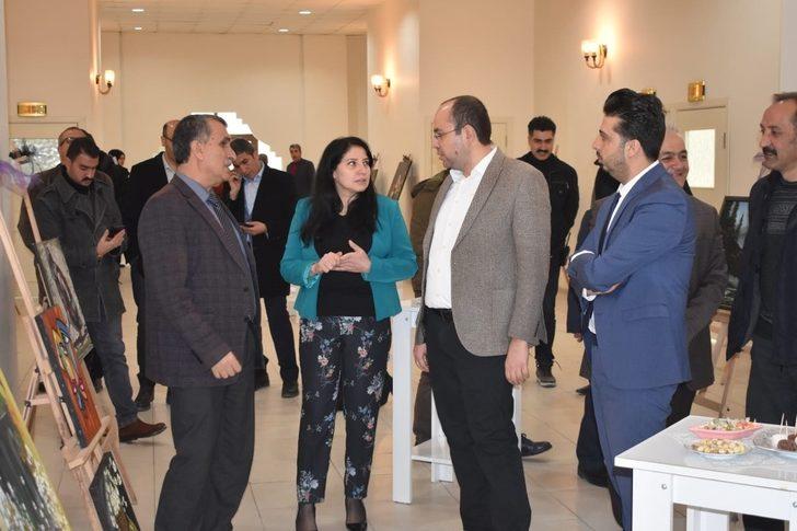 Şiddet gören kadınlar anısına resim sergisi açtı G1