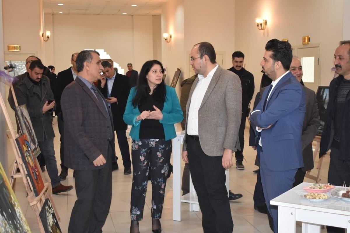 Şiddet g&ouml;ren kadınlar anısına resim sergisi a&ccedil;tı