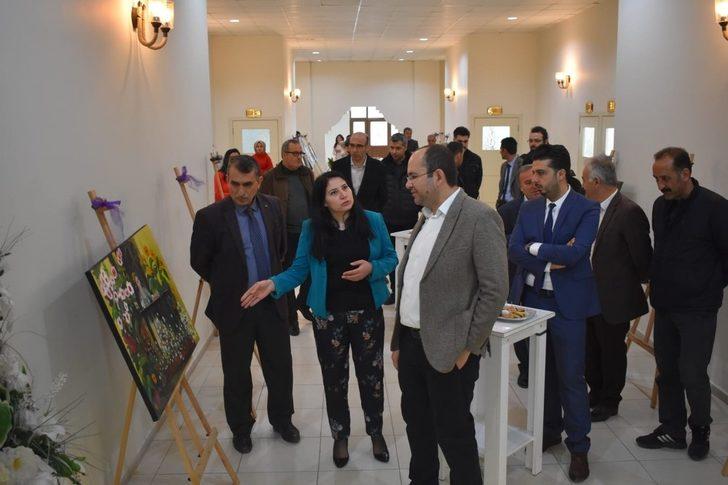 Şiddet gören kadınlar anısına resim sergisi açtı G2