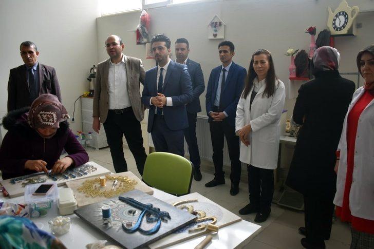 Şiddet gören kadınlar anısına resim sergisi açtı G3