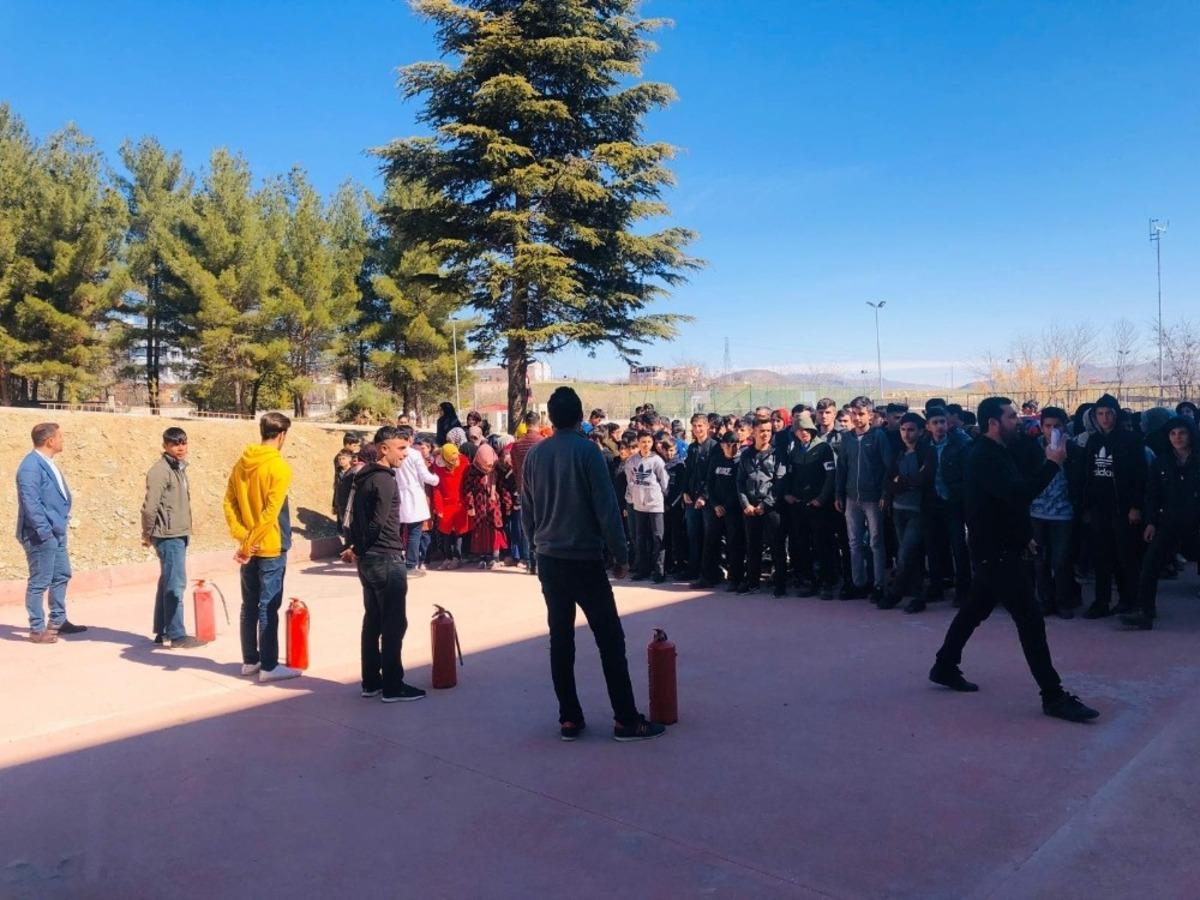 Dicle&rsquo;de &ouml;ğrencilere y&ouml;nelik deprem ve yangın tatbikatı