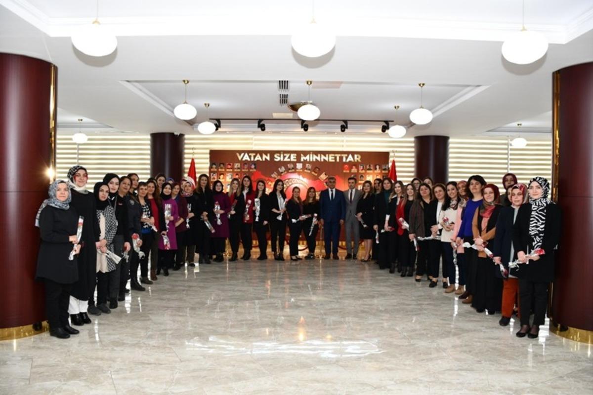 Validen kadın personele karanfil