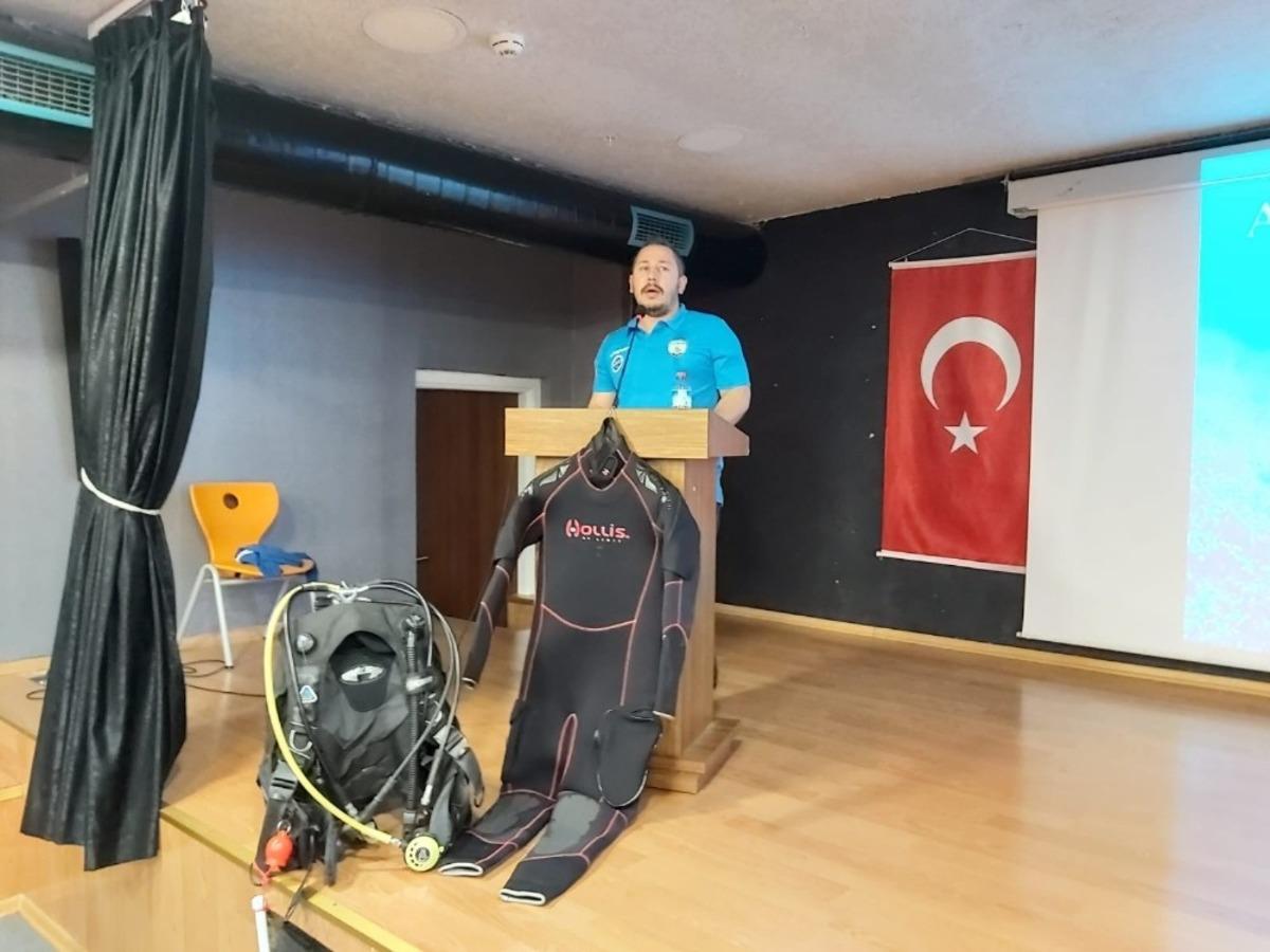 Lise &ouml;ğrencileri su altı dalışını &ouml;ğrendi
