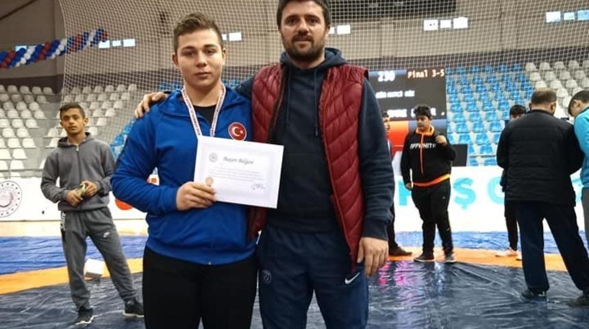 Zonguldaklı g&uuml;reş&ccedil;i T&uuml;rkiye şampiyonu oldu