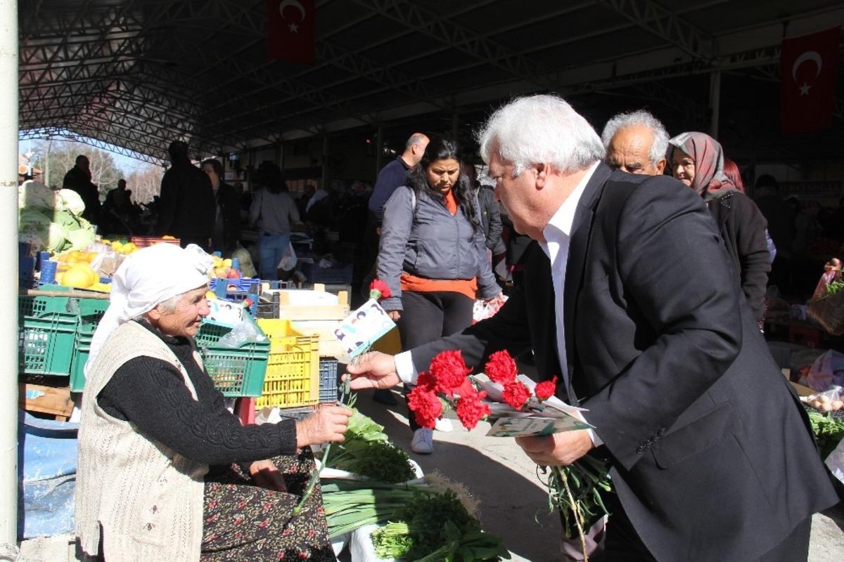 Başkan Akkaya&rsquo;dan kadınlara karanfil