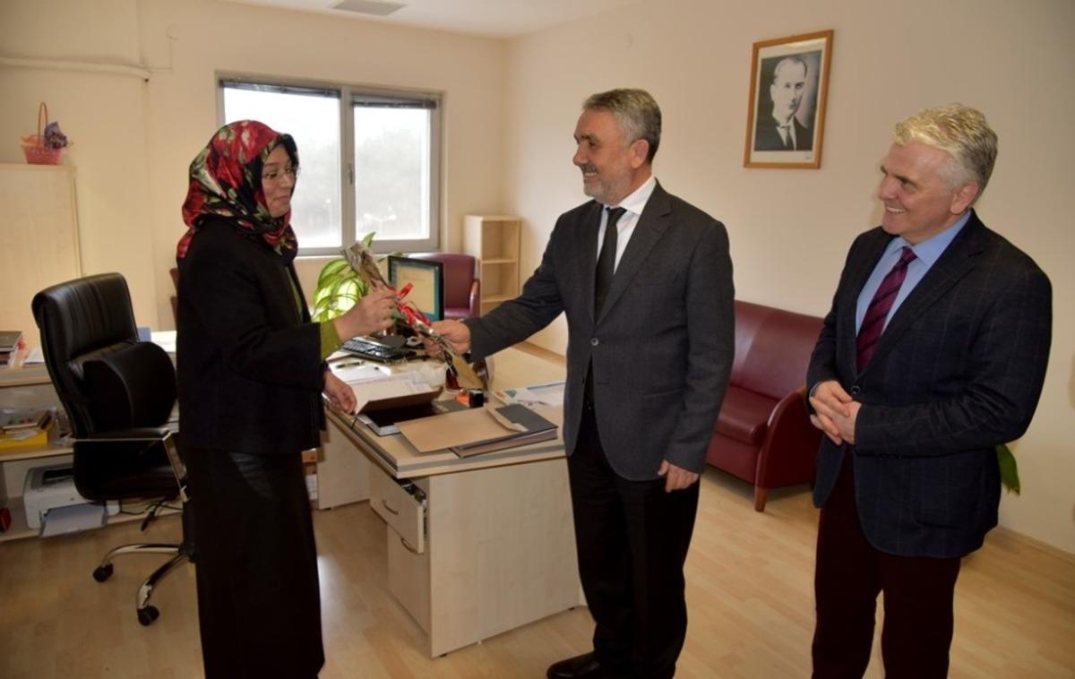 Rekt&ouml;r Bilgi&ccedil;&rsquo;ten kadın &ccedil;alışanlara karanfil