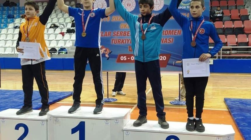 Eyy&uuml;biyeli gen&ccedil;ler g&uuml;reşte başarı sağladı