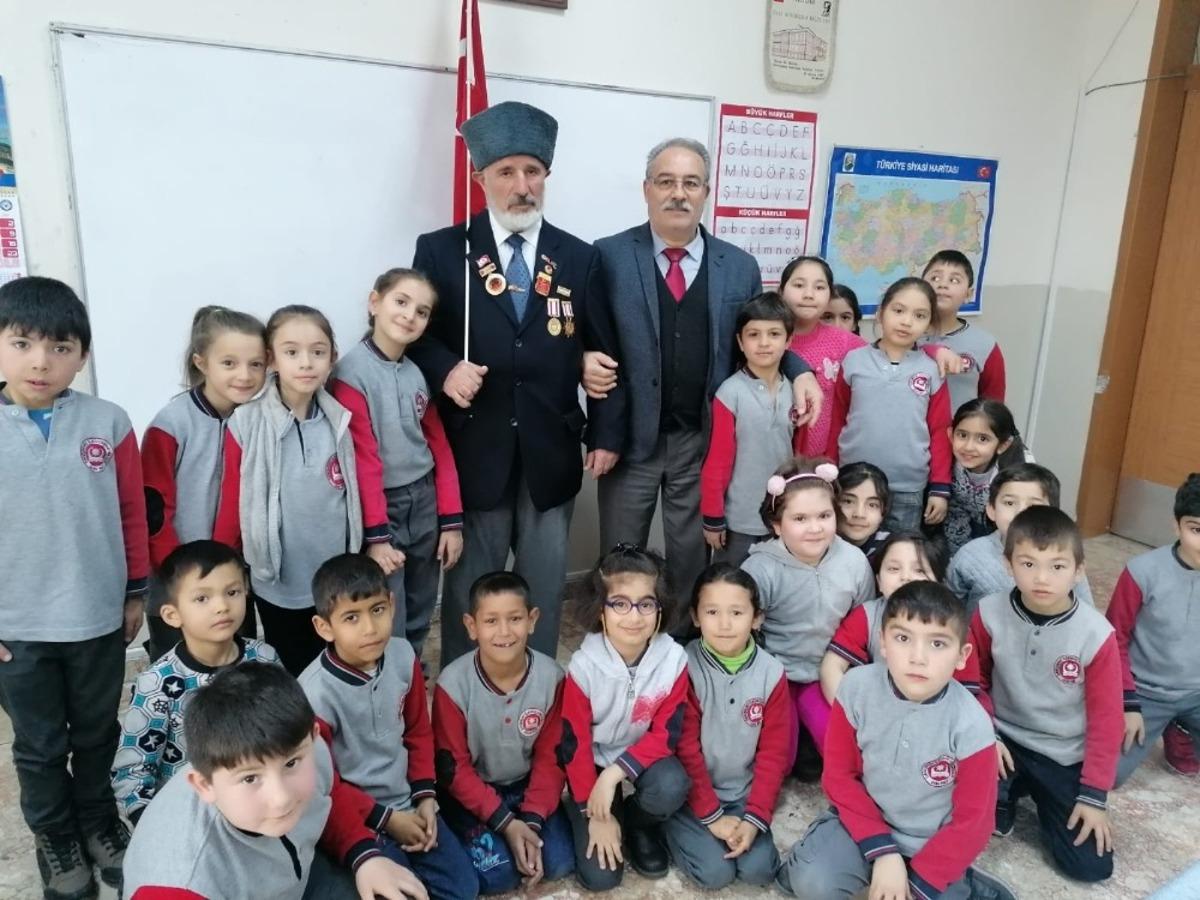 Gaziler, savaş anılarını &ccedil;ocuklara anlatıyor