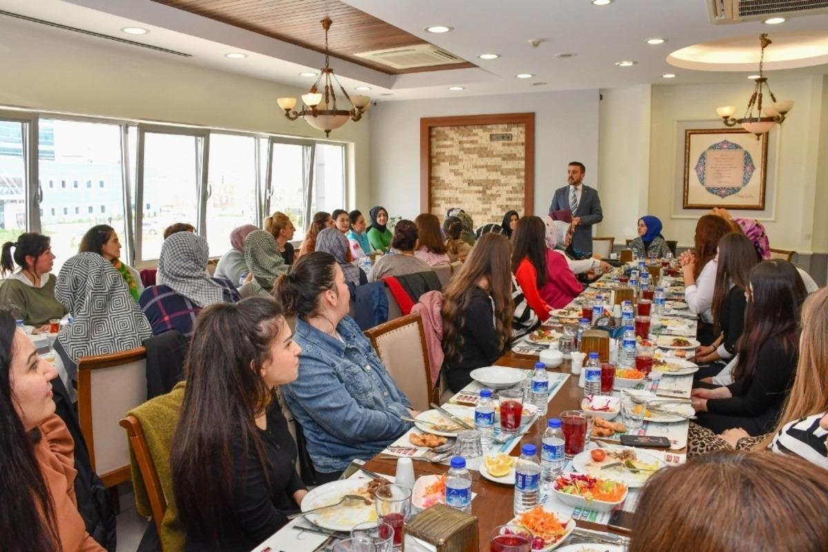 Başkan Tanır kadın personelle yemekte buluştu