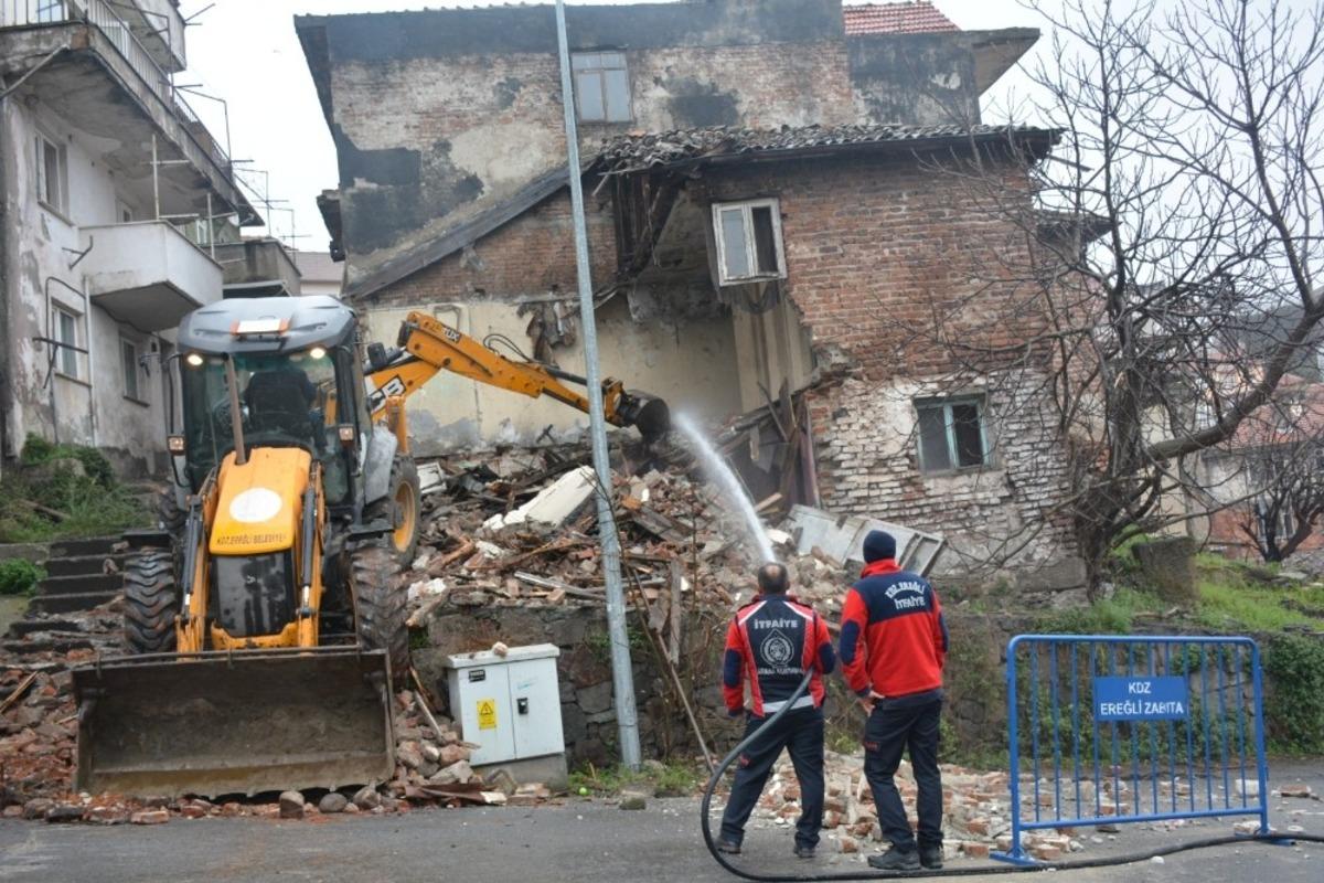 Kdz. Ereğli&rsquo;de metruk binalar yıkılıyor