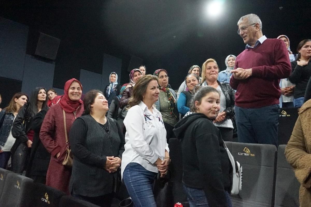 &Uuml;retici kadınların 8 Mart hediyesi sinema oldu