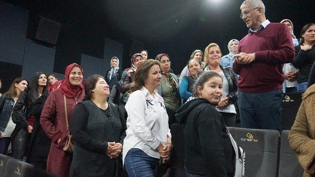 Üretici kadınların 8 Mart hediyesi sinema oldu