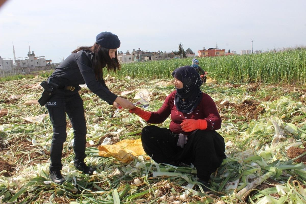 Mersin&rsquo;de polis ekiplerinden kadınlara karanfil