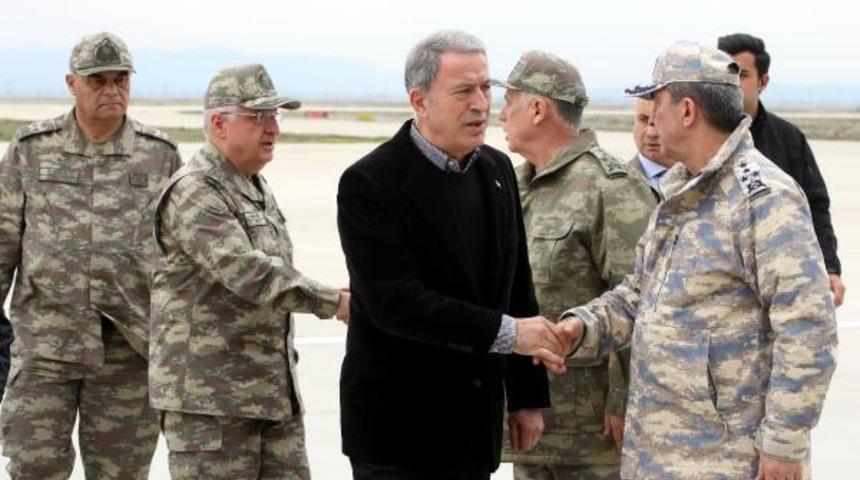 Bakar Akar ve komutanlar sınırın sıfır noktasında