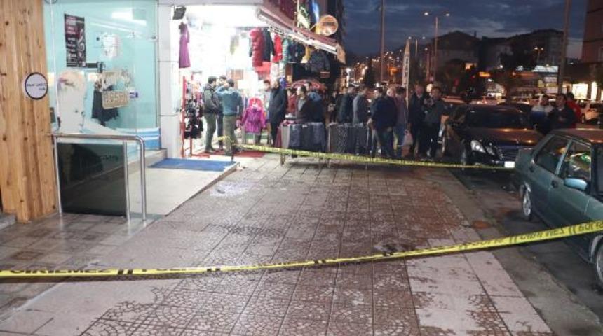 Sokak ortasında silahlı saldırı! Kanlar i&ccedil;erisinde kaldı