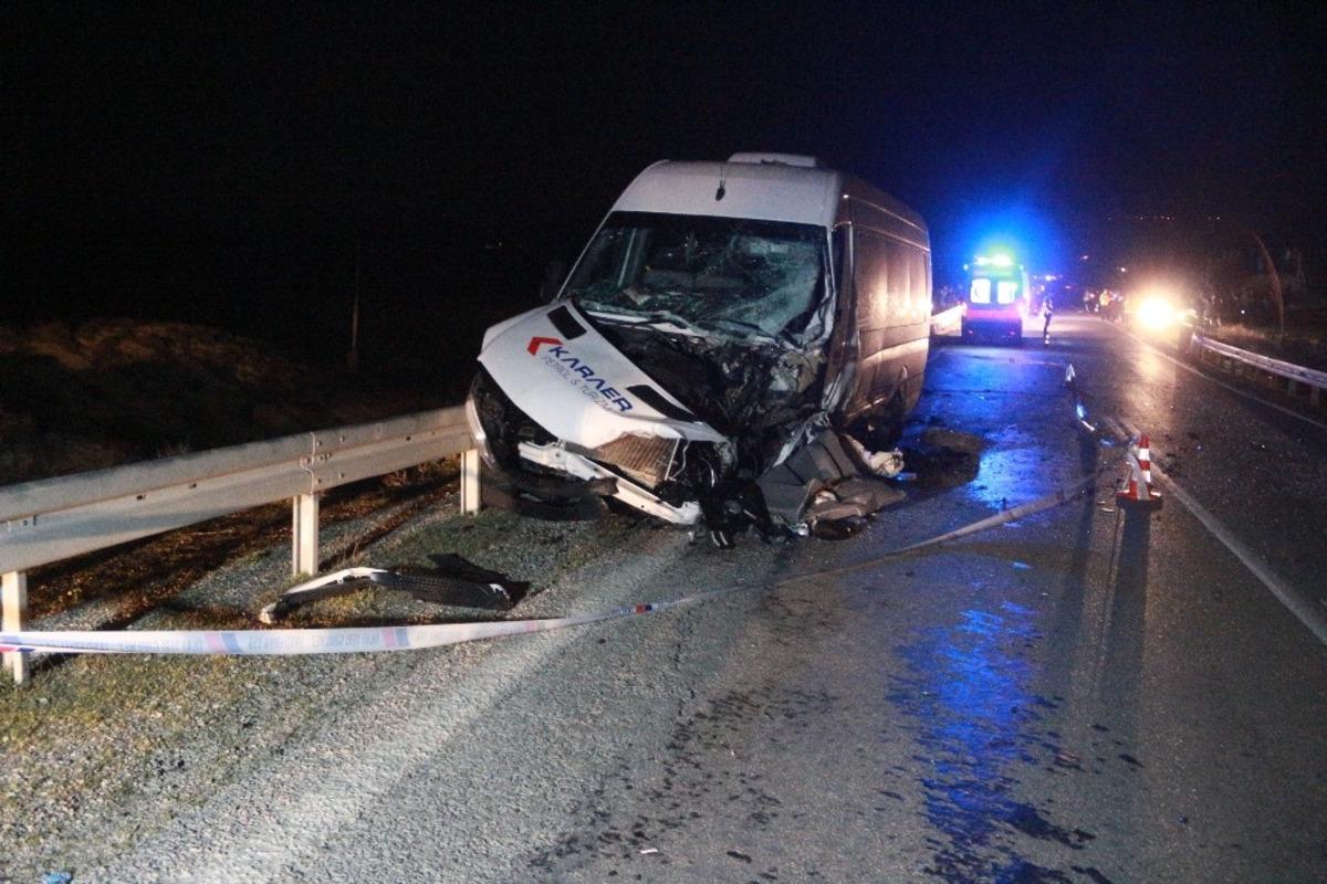 Mersin&rsquo;de iş&ccedil;i otob&uuml;s&uuml; ile otomobil &ccedil;arpıştı: 1 &ouml;l&uuml;, 11 yaralı