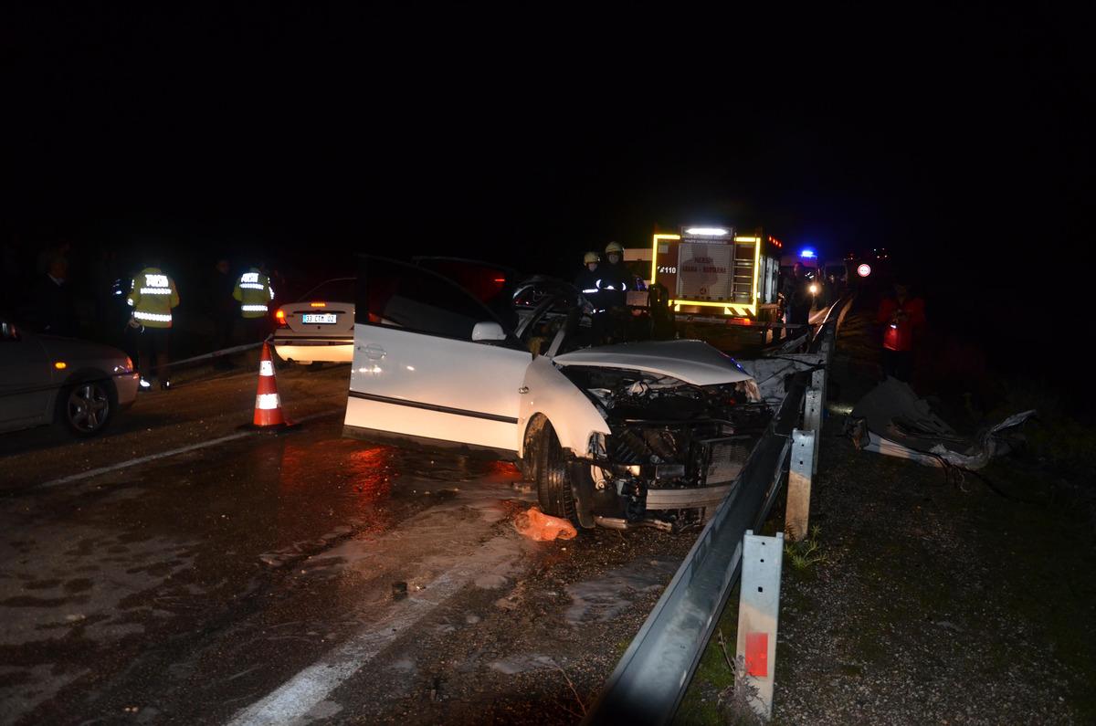 İş&ccedil;i servisi ile otomobil &ccedil;arpıştı: 1 &ouml;l&uuml;, 9 yaralı