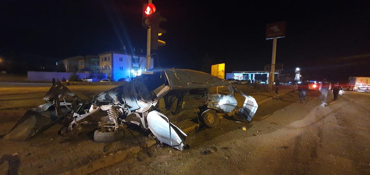 Hafif ticari ara&ccedil; ile otomobil &ccedil;arpıştı: 1 &ouml;l&uuml;, 1 yaralı