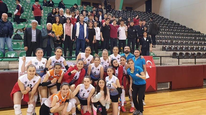Kayseri OSB Teknik Koleji Voleybol takımı finale yükseldi