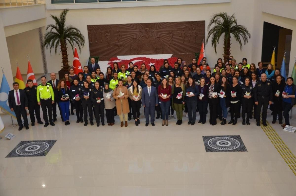 Emniyet M&uuml;d&uuml;r&uuml;nden kadın polislere jest