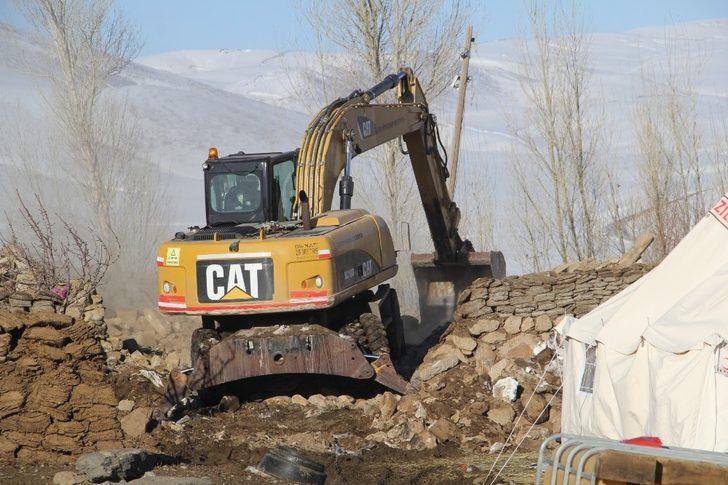 Başkale’de depremin yaraları sarılıyor G2