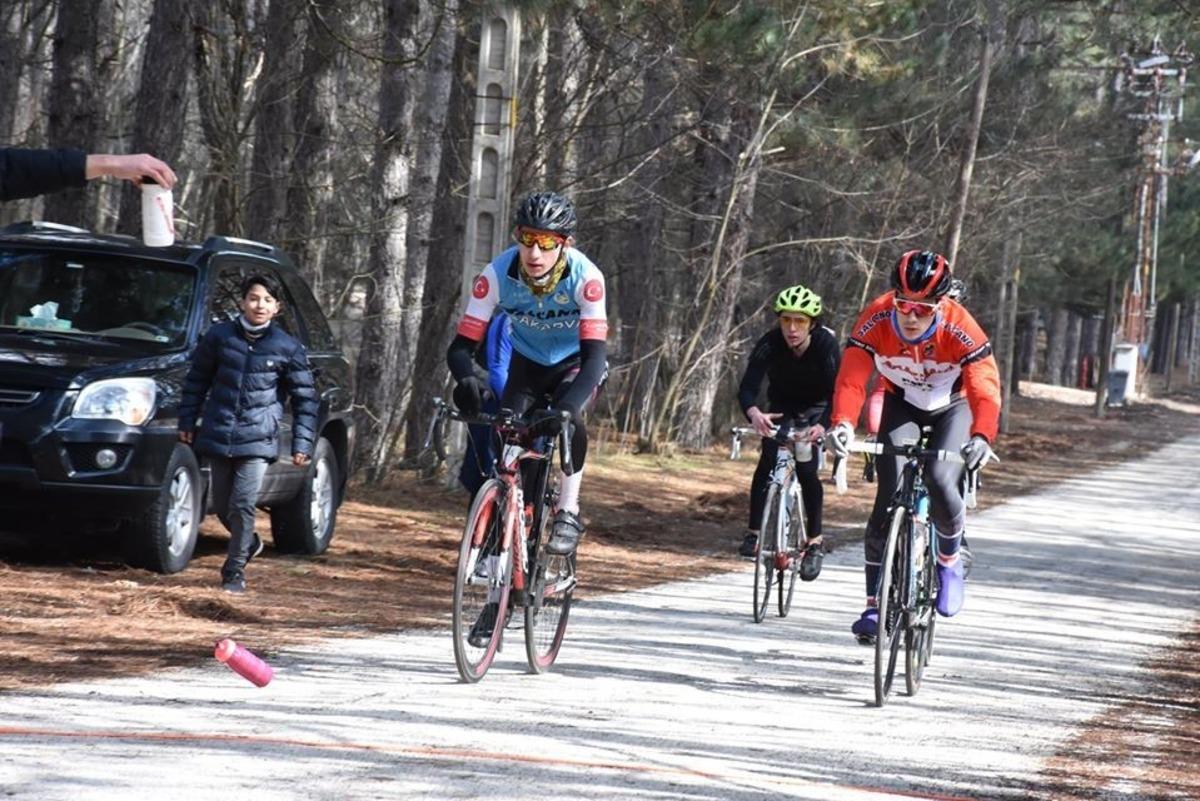 Isparta&rsquo;daki bisiklet yarışmalarında 80 sporcu pedal &ccedil;evirdi