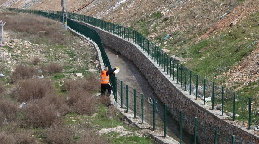 Kahta Belediyesi larva &uuml;reme noktalarını ila&ccedil;lıyor
