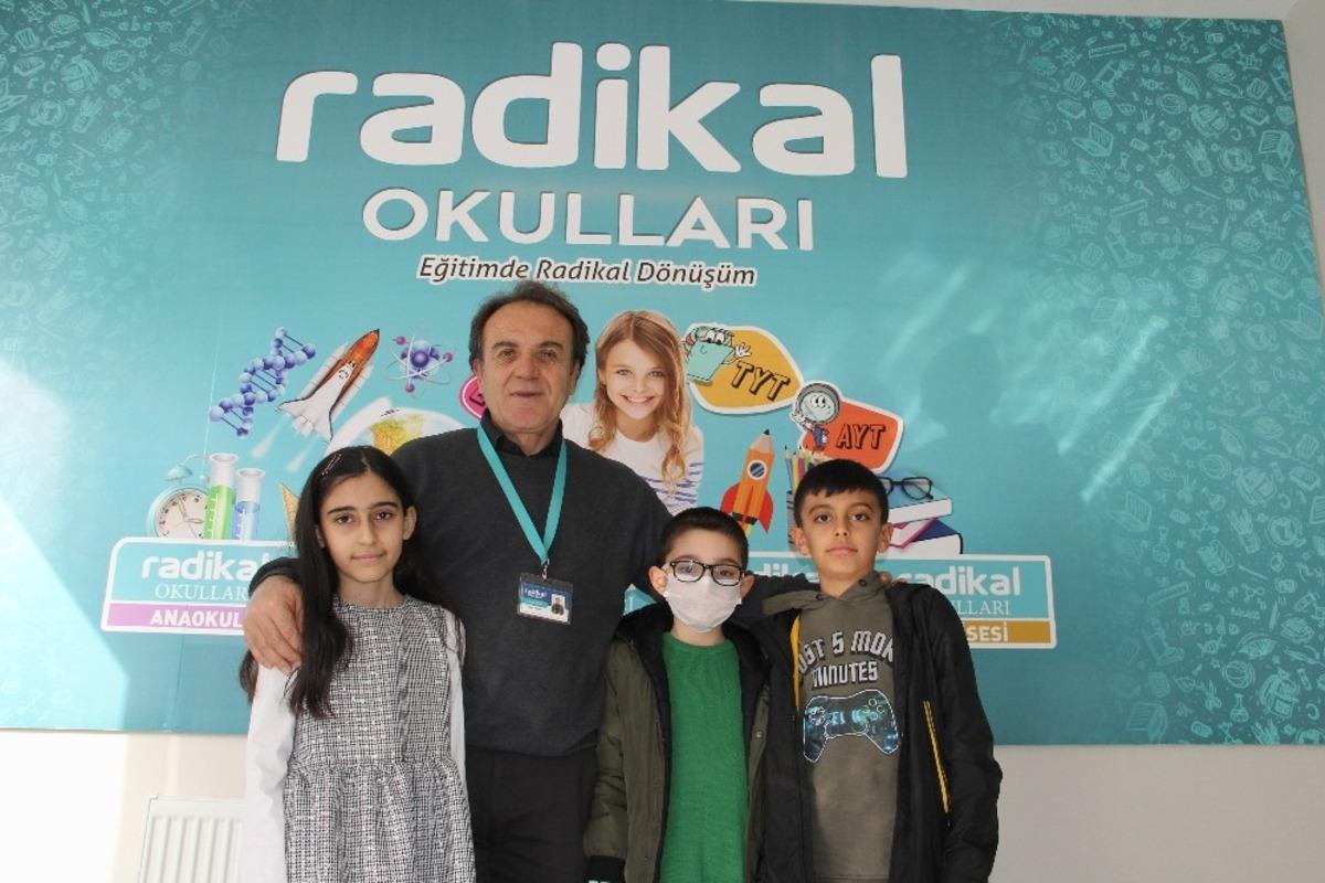 Başarılı &ouml;ğrencilere &rsquo;Radikal Altın&rsquo; &ouml;d&uuml;l&uuml;