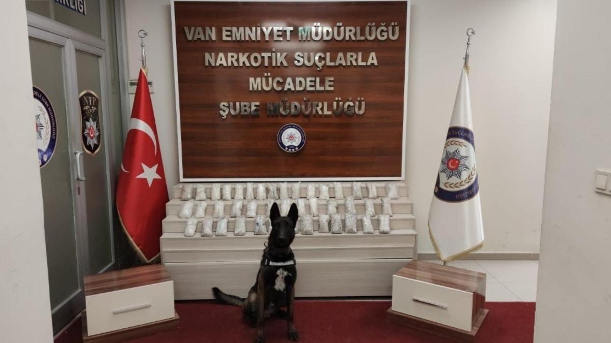 Van&rsquo;da ara&ccedil; lastiği i&ccedil;erisinde 16 kilo uyuşturucu ele ge&ccedil;irildi