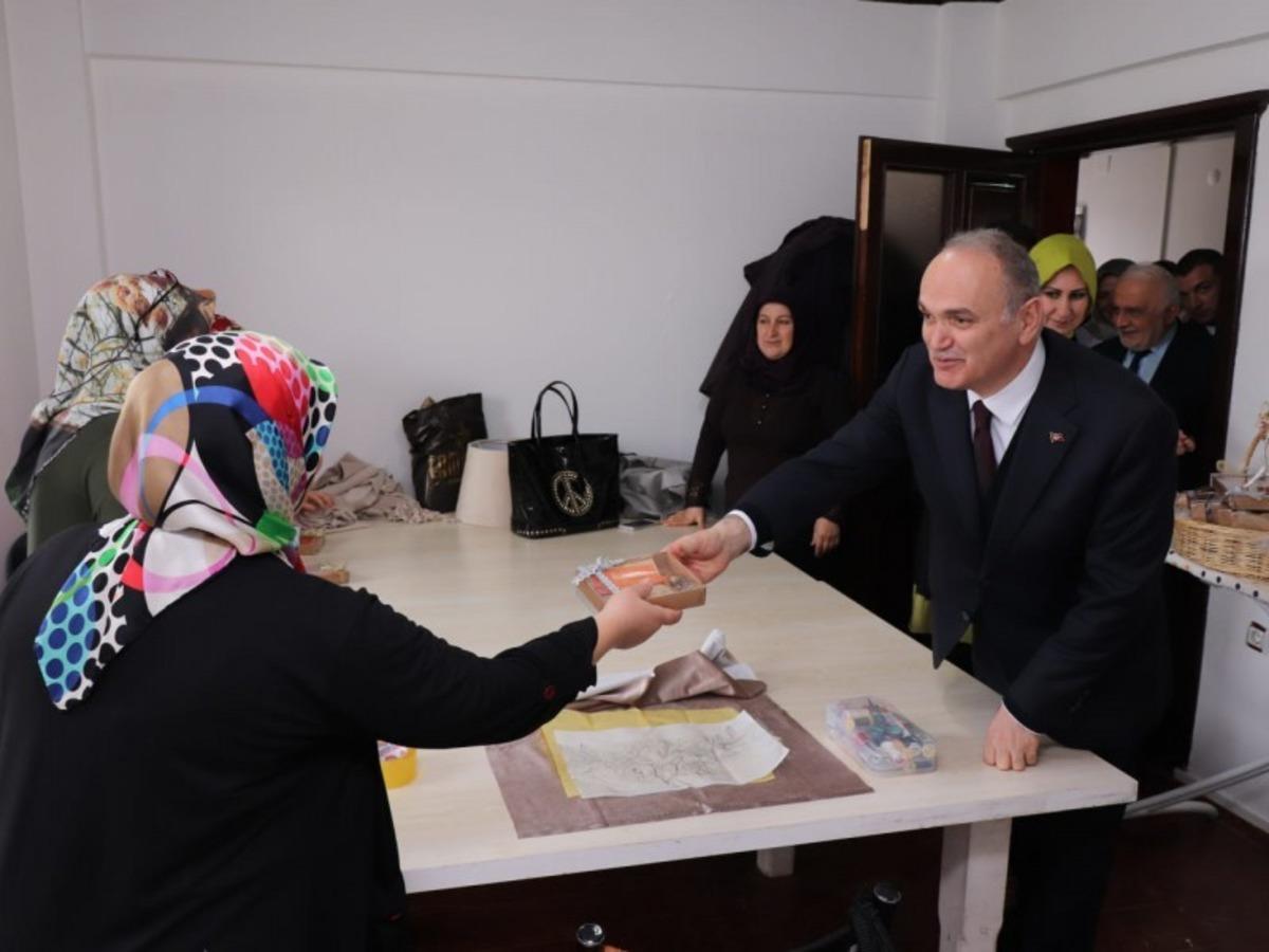 Kadınlar hediyelerini Başkan &Ouml;zl&uuml;&rsquo;den aldılar