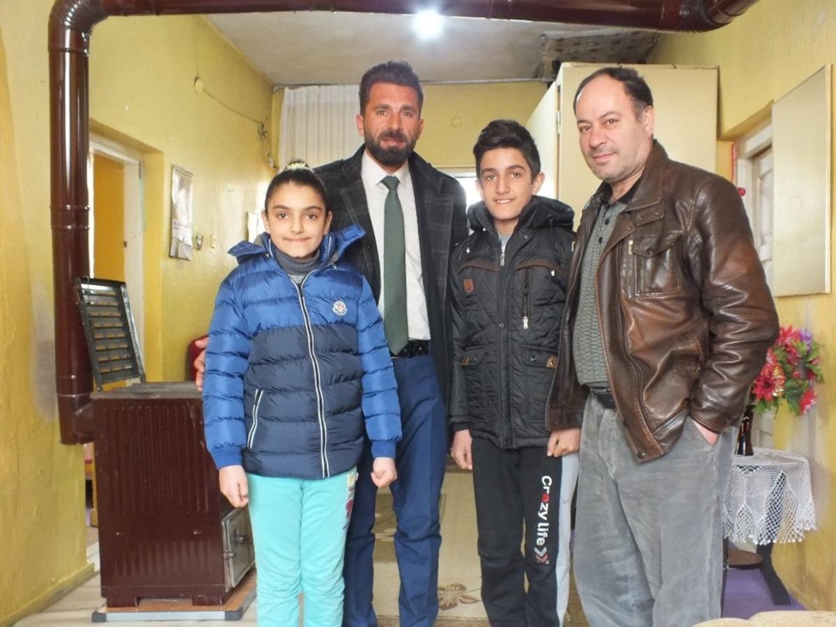 Uluslararası Mazlumların Derneği&rsquo;den &ccedil;ocuklara mont ve ayakkabı yardımı