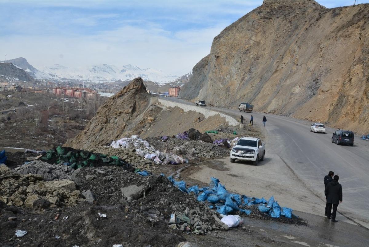 Hakkari-Van karayolu atıklardan temizlendi