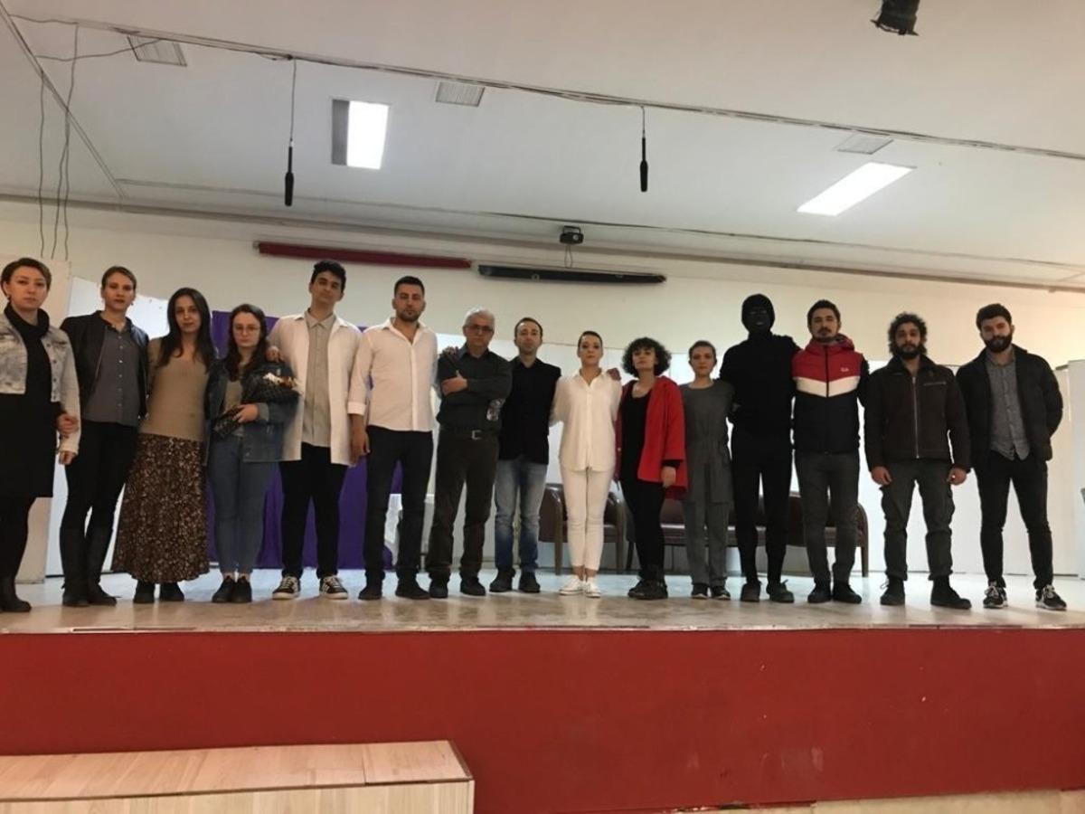 Sarıg&ouml;ll&uuml; gen&ccedil;lerden tiyatro ş&ouml;leni