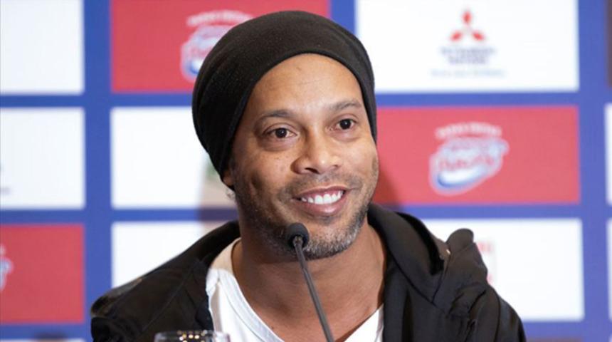 Eski yıldız futbolcu Ronaldinho Paraguay'da tutuklandı